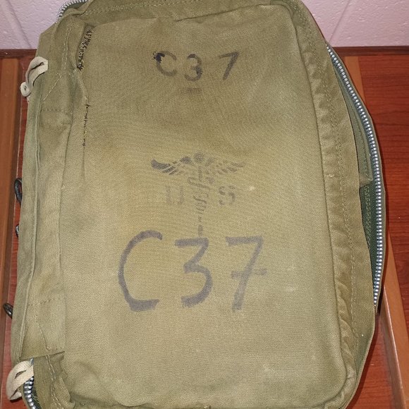 1. Vintage Military Canvas Medical Jumpable Backpack. - Picture 6 of 15